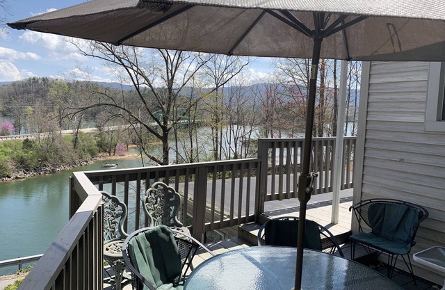 Bristol Wilderness. Lake House en South Holston Lake, cerca de Virginia./Tennesse. Línea n