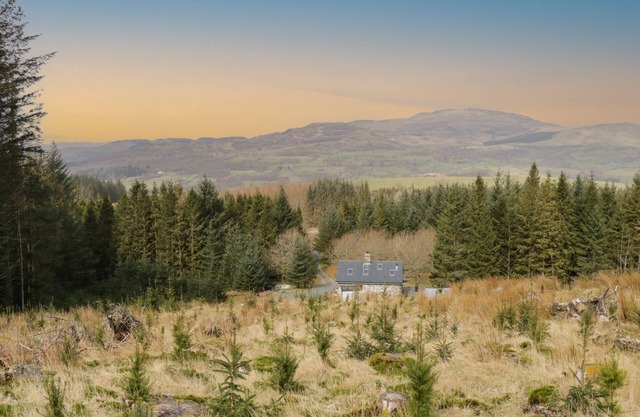 BRITHGWM CANOL, pet friendly, character holiday cottage in Dolgellau