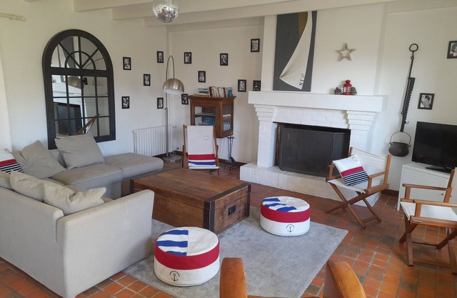 BRITTANY. Captain's house. Walking distance to the beach.