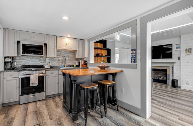Broad Street 2 | Chickadee Apartment