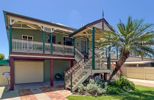 Broadsea 48 - Three Bedroom Queenslander Home with Three Ensuites, Pool and Pool House - sleeps 7!