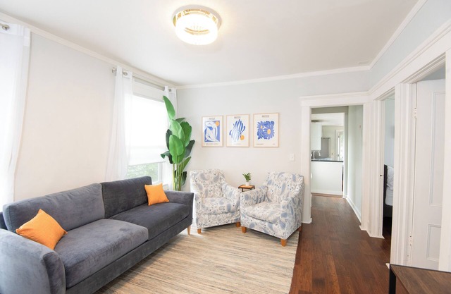 Broadway Hideaway: Newly Renovated 3 Bed Unit- Broadway neighborhood- Newport