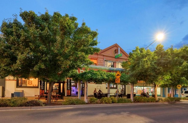 Broadway Hotel