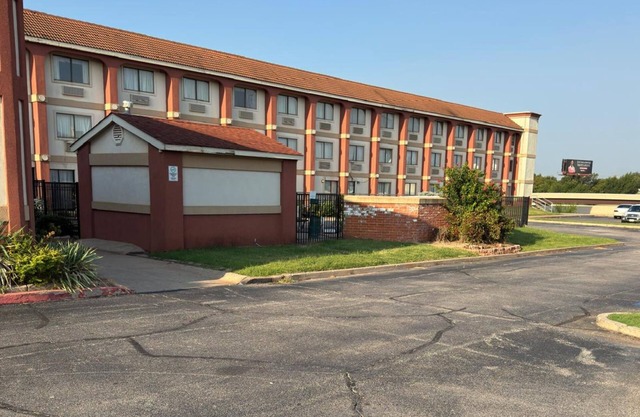 BROADWAY INN & SUITES