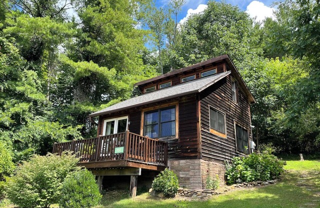 Broadwing Farm Cabins -Pine Cabin- Bañera de hidromasaje con agua mineral