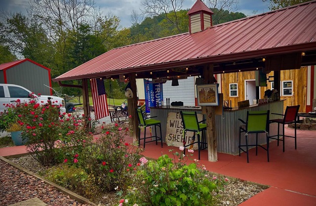 Brock’s Honey 🍯🎣 Hole. 4 Boat Ramps within a mile. Tiki Bar, Corn-hole, Darts