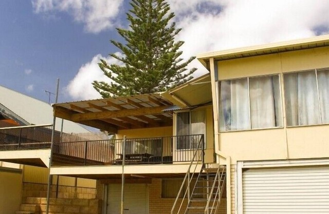 Brocky's Place - Want direct access to the beach in town