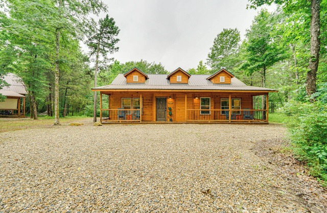 Broken Bow Cabin w/ Private Hot Tub: 14 Mi to Lake