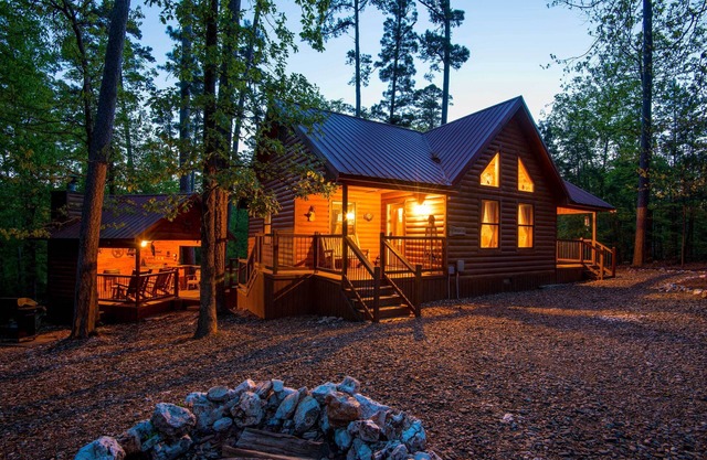 Broken Bow Rental Cabin w/ Hot Tub & Bar