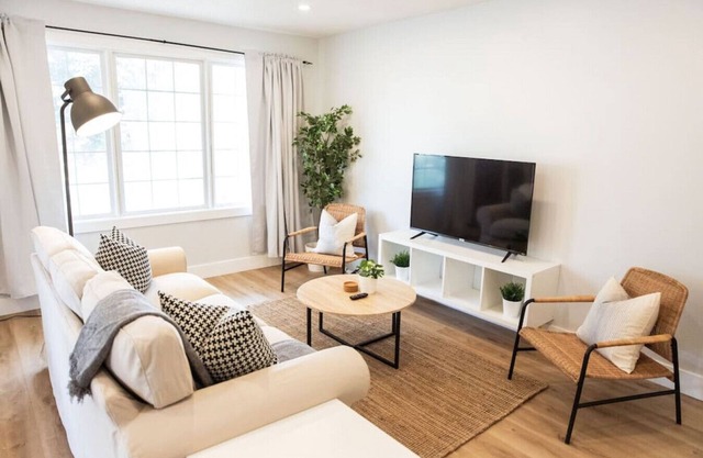 Broken Oak A · Designer Luxe Home - 3 bed/1 bath + Parking & Wifi
