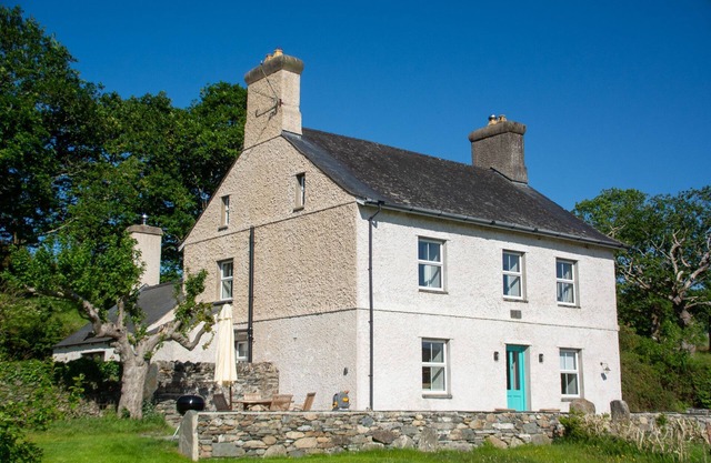 Bron y Gadair - sleeps 8 guests in 4 bedrooms