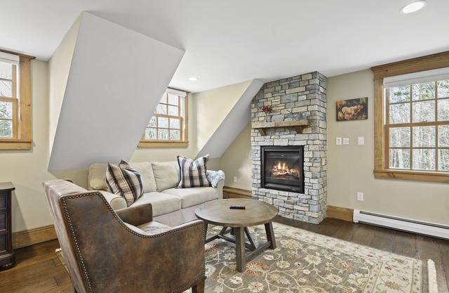 Brook Bound Inn - Main Lodge - Suite w/pullout & Kitchenette - Room 205