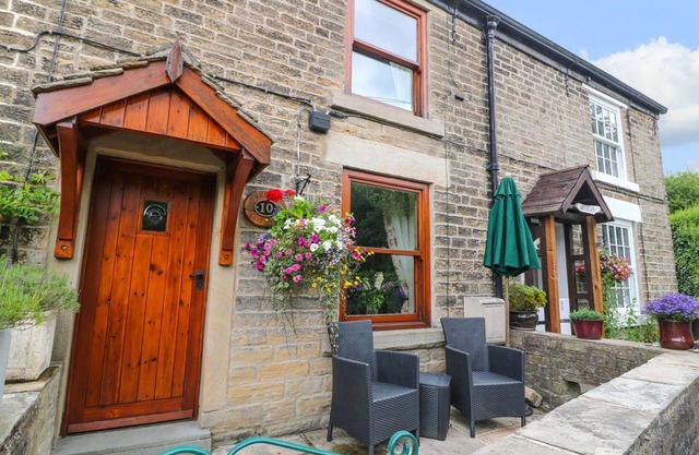BROOK COTTAGE, character holiday cottage, with open fire in Hayfield