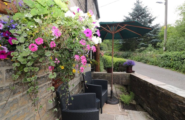 BROOK COTTAGE, ideal para familias, con chimenea en Hayfield, Ref 28871