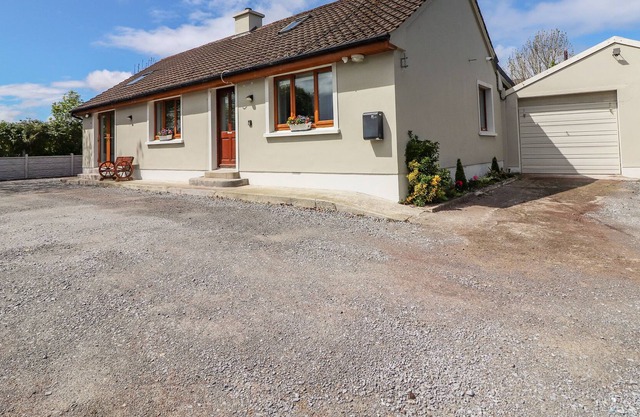 BROOK LANE COTTAGE, family friendly in Castlemaine, County Kerry