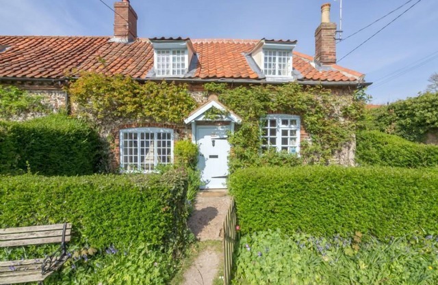 Brooke Cottage es todo lo que pueda imaginar en una antigua casa de campo tradicional de Norfolk.