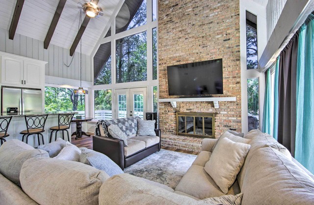 Brookeland Resort Cabin w/ Golf + Lake Access