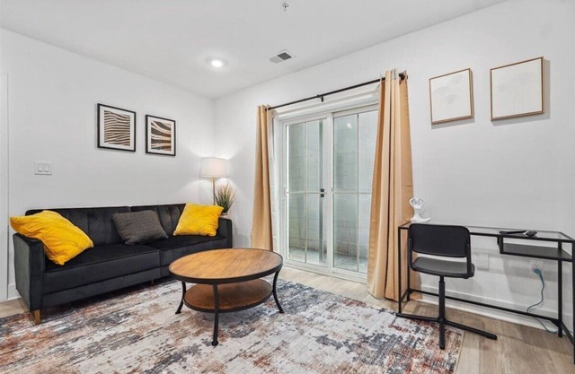 Brookland Unit : Close to Coffee | Shops
