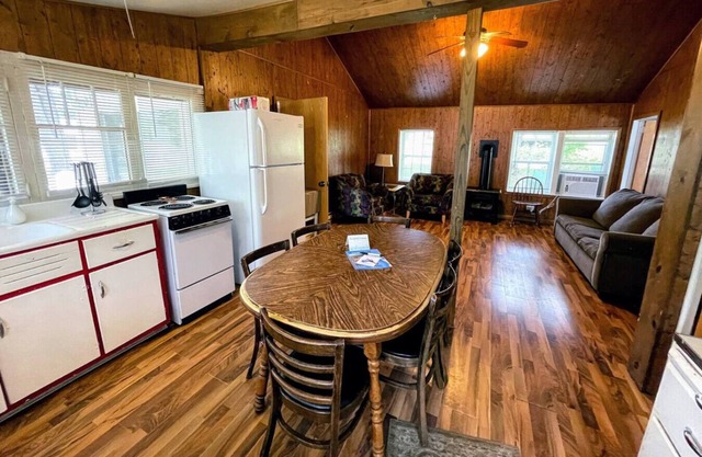 Brookside Cottages and Resort Retreat Cottage