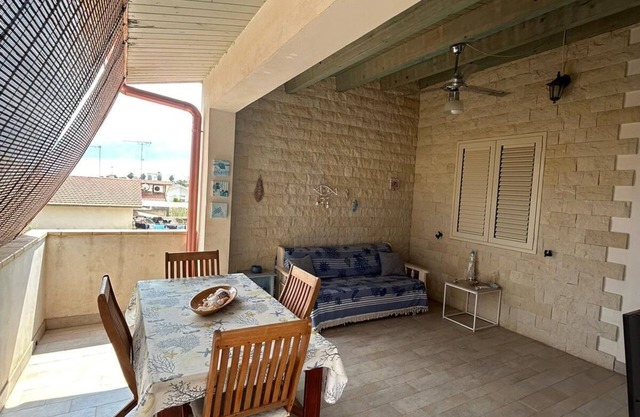 Broom house 2 minutes walk from the beach