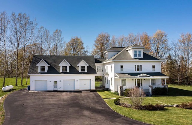 Broomhead Farmhouse Apt Traverse City (opt. House)