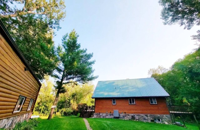 Brown Bass Cabin -Immersed in nature surrounded by mature trees.