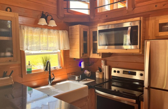 Brown Bear Cabin~Jacuzzi~Romance & UTV Add Ons
