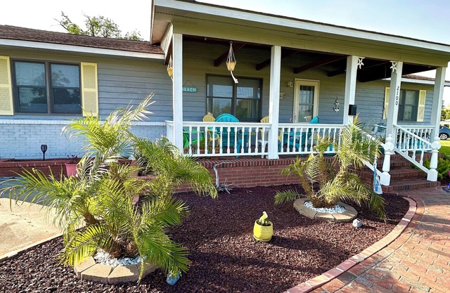 Brown’s Island Getaway- Pet Friendly & Close to beach & town!