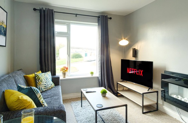 Brownsover House - Lovely Apartment with Private Parking close to Rugby Town Centre