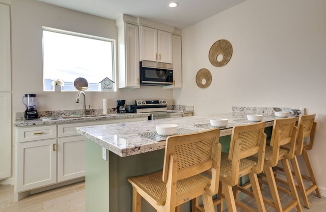 Brownsville Apartment: 8 Mi to Gladys Porter Zoo