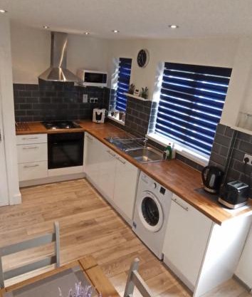 Broxtowe house -3 bed House parking Nottingham