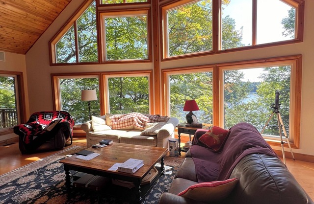 Bruce Lake Lodge 5 bedroom cottage in Muskoka