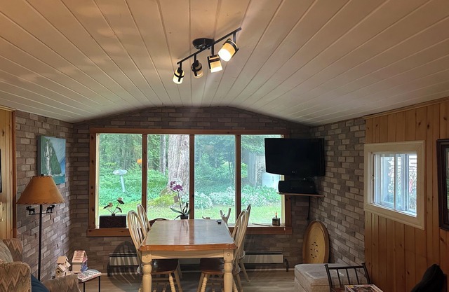 Bruce Peninsula Forest Cottage- Huge property with hiking trails