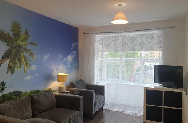 BrumStay UK - 4 Bedrooms House with Garden, Parking and Fibre Broadband with speed upto 250mbps