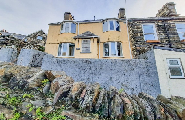 BRYN BETHEL, pet friendly, with a garden in Penrhyndeudraeth