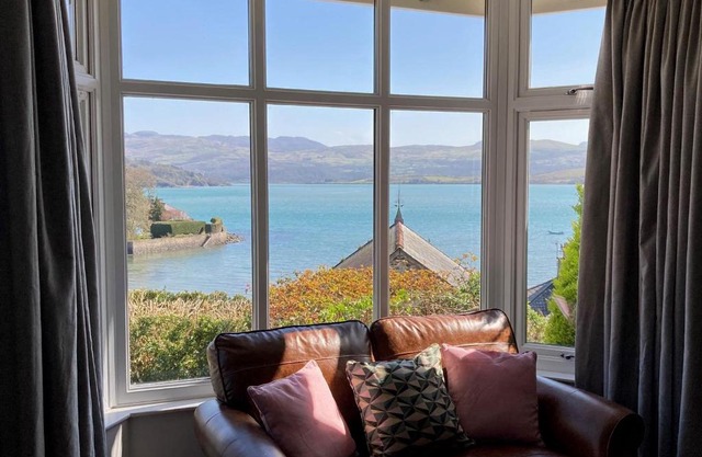 Bryn Gwyn, Sleeps 8, Sea Views, Borth y Gest
