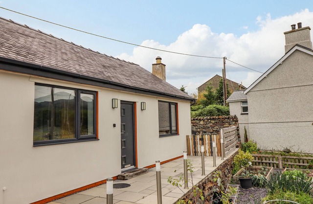 BRYN HYFRYD, pet friendly, character holiday cottage in Harlech