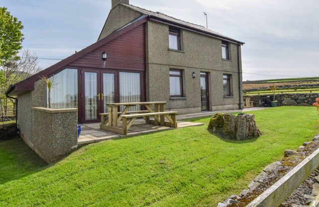 Ubicada en uno de los valles más pintorescos de Snowdonia, esta espaciosa casa de campo ofrece un