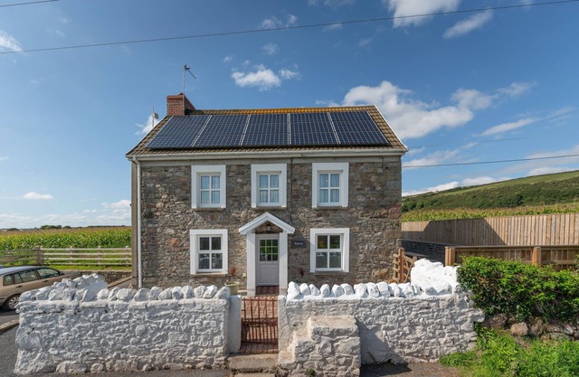 Bryntowy (sleeps 6).