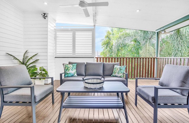 Buchan House Verandah Suite- Classic Queenslander Retreat | Private 3-Bed Oasis | Free Parking & Wi-Fi