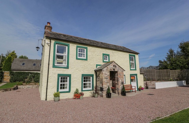 BUCKLED BARN, family friendly, character holiday cottage in Annan