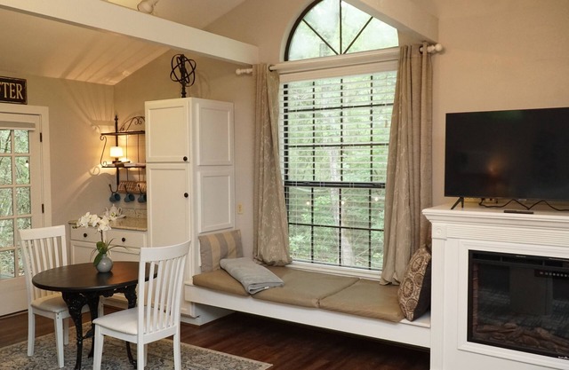 Bucks Head - A romantic forest getaway at Stag Leap Cabins!