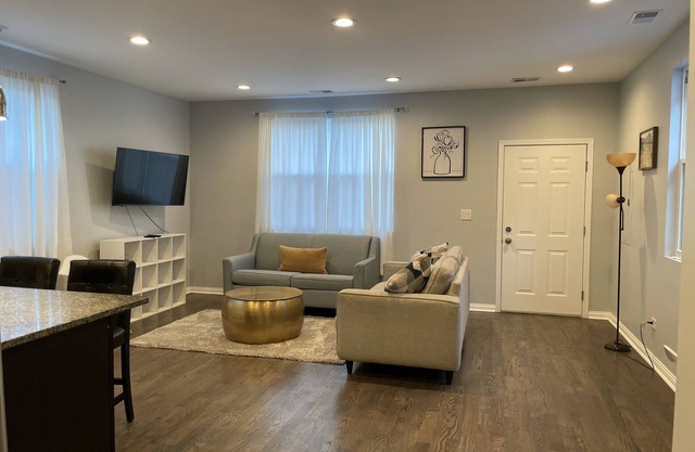 Bucktown Apartment near all amazing restaurants, shops and bar/lounges