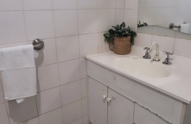 Budget 3BR home - 12 mins from airport, Bohemian Styled, great for small groups.