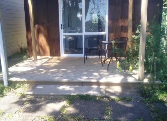 BUDGET CABIN ACCOMMODATION - bed shower toilet