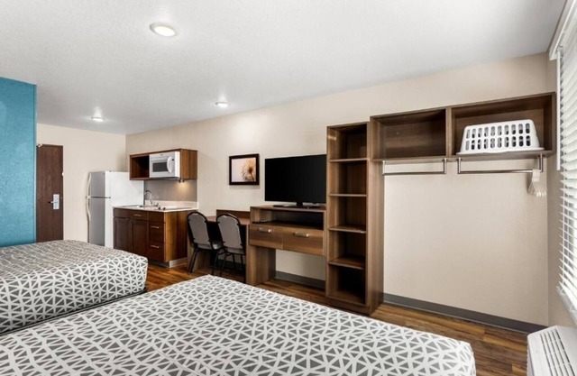 Budget Conscious Room w/ Full Kitchen & Laundry Service - Off I-95