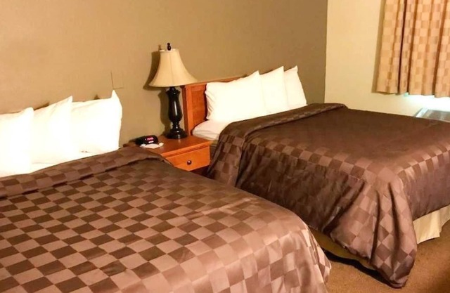 Budget-Friendly! 2 Great Units, Pool and Hot Tub, Gym, Free Breakfast!
