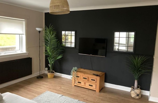 Budget friendly apartment with stairs Near Glasgow airport and Loch Lomond