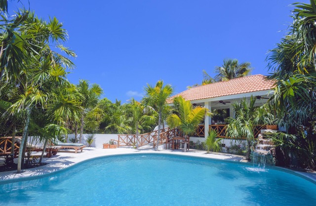 Increíble villa frente al mar, vista al mar, piscina climatizada y oasis de cocoteros