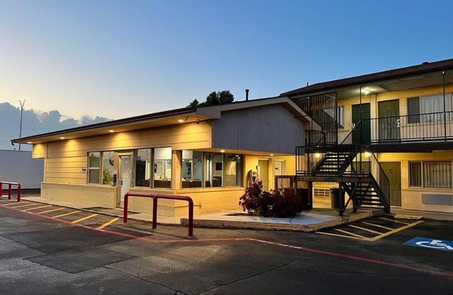 Budget Inn & Suites